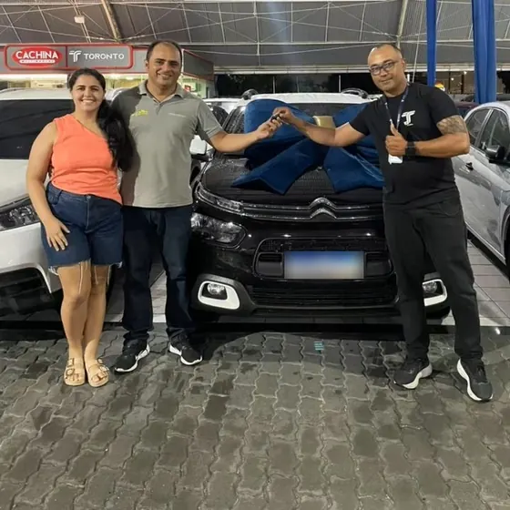 Cliente recebendo as chaves do carro na entrega (foto 2 de 13)
