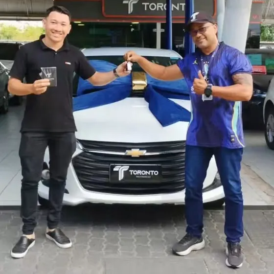 Cliente recebendo as chaves do carro na entrega (foto 10 de 13)